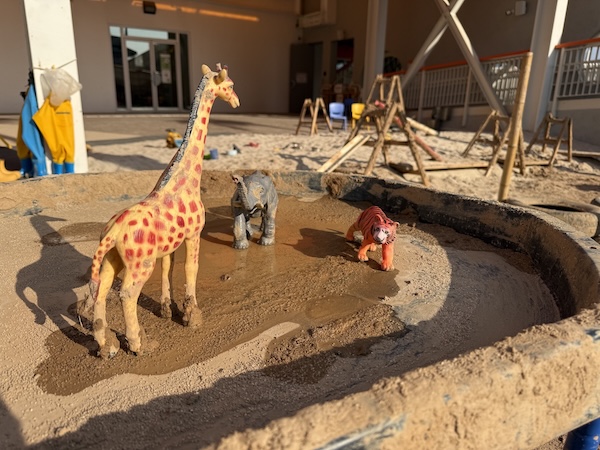 場中特設水泥枱，可玩埋藏動物，再玩尋找動物遊戲！