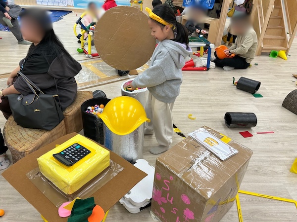 場中萬事俱備，小朋友容易投入角色中，有條有理地妥善安排，例如請顧客排隊選擇雪糕口味，又立刻關蓋以防雪糕融化；顧客付款後，更邀請在旁安坐享用甜點。