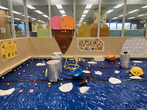 場內一角重現野貓軍團躲在銀色雪糕桶內飄洋過海到達冰王國的一幕，面對伸出頭來即有無窮無盡的乒乓雪糕球，你又有否口水直流？