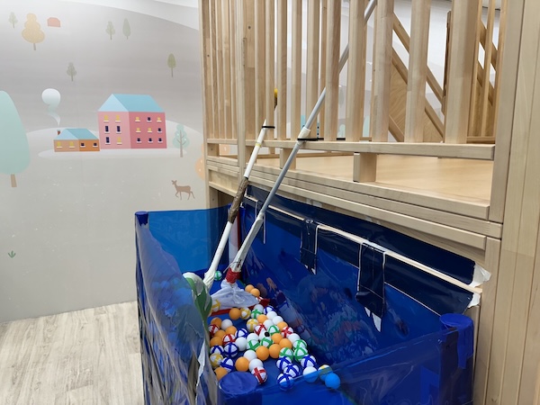 場內特備汪汪壽司店的招牌高高魚缸，歡迎仿效壽司師傅，攀爬至高處撈取新鮮活魚，施展如特技表演般的不凡技法和身法。