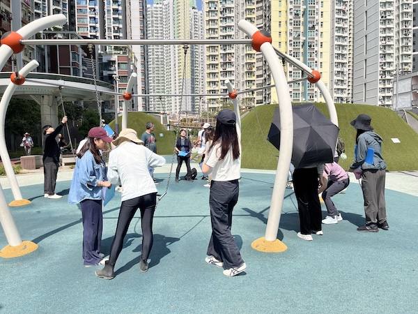 學員在遊樂場實地考察，這種具體實踐和實戰體驗，令知識和標準的吸收更鮮明深刻，比純粹的被動課堂來得更立體實在。