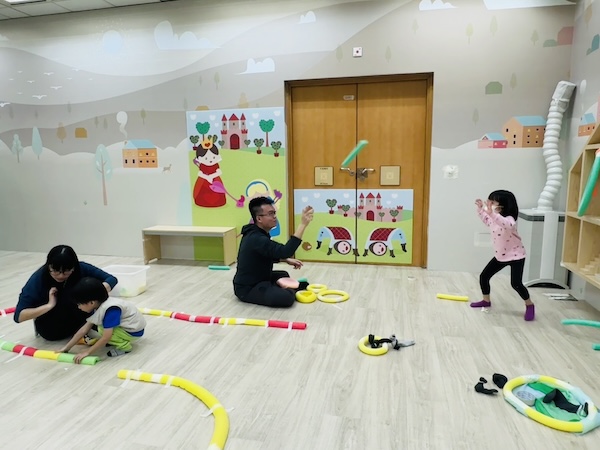 小朋友為了抓住空中的目標，站穩馬步蓄勢待發。在本月舉行的工作坊中，歡迎家長把波波魚拋得高高，激發孩子潛能，看看誰家小貓的彈力最強、反應最快？