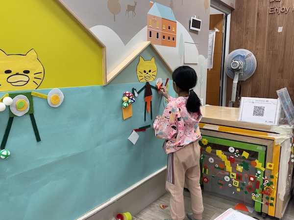 小朋友為野貓軍團組裝軀幹和四肢，發現貓貓們體型纖瘦，立即送上壽司、雪糕和太陽蛋。