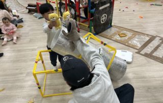 小朋友用盡想像，將黃方框和銀圓桶左拼拼右砌砌，成功創建了一條高速滑梯，更邀請野貓軍團來試玩瀡一下——喵——哇！