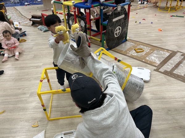 小朋友用盡想像，將黃方框和銀圓桶左拼拼右砌砌，成功創建了一條高速滑梯，更邀請野貓軍團來試玩瀡一下——喵——哇！