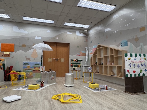 市集的準備工作還未完成，等待野貓軍團來到，以框架擴建攤位，處理收銀和售貨等諸多事務。