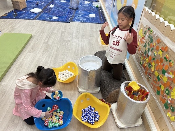 廚師準備了不同口味的大筒雪糕，任「貓」選擇，藍霉味、彩虹味、雲呢拿味，你的喜好是甚麼？