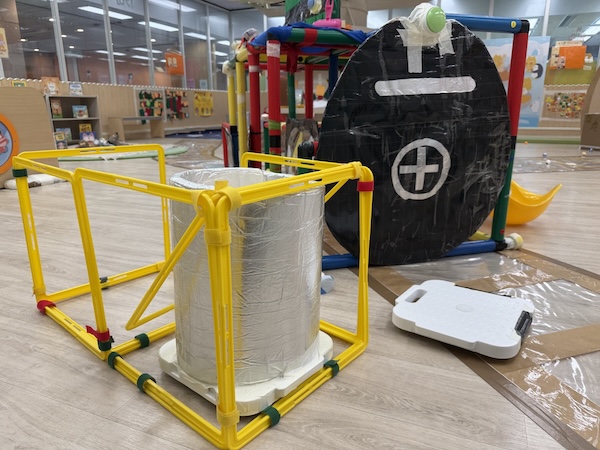 歡迎隨意組裝黃色方框，更可搭配場內各種物資，如圖中的板車和銀桶，即可製成一列兩卡小火車。