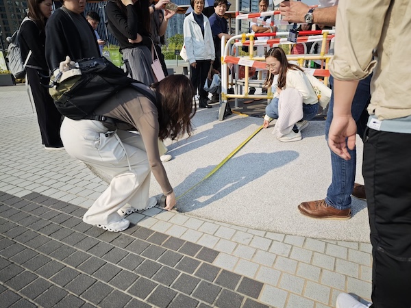 氹氹轉的安全距離是多少？學員經親身拉尺量度後，概念立即變得清晰和具體。