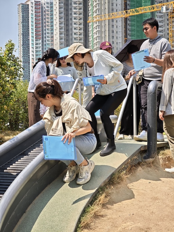 滾輪滑梯如何檢查？課程讓學員學懂伸手觸摸、看看滾輪有否操作正常、有否雜物阻礙滾輪的滾動。