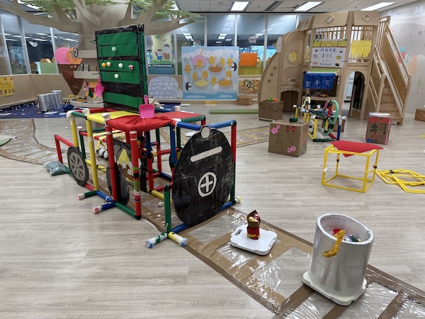 火車到站，大家可以爬上爬落，在車頂看風景，或走進車廂休息，更可親眼看看爆谷從火車爆發出來的奇景！