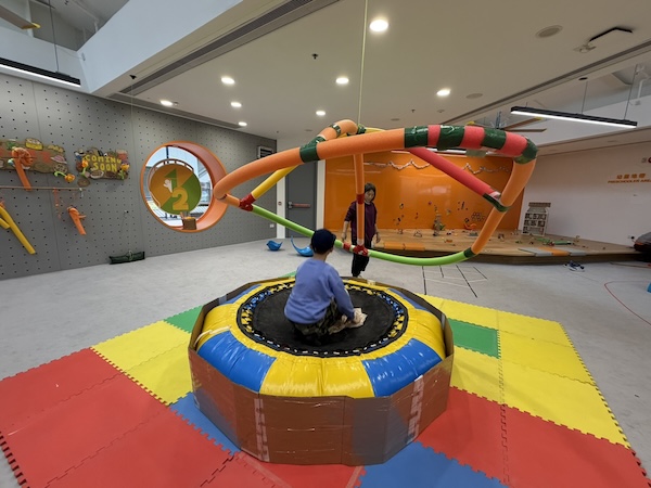 特備滑輪裝置，只須拉動繩子，即可控制蒸籠蓋，試玩你拉我避！