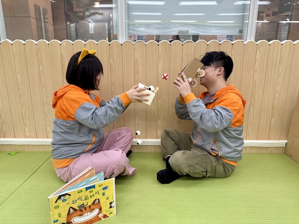 神奇的事發生了！滿車的波波魚從紙巾盒貨車陸續掉落，快操作紙巾盒小貓，把每條波波魚都接住，趁機大快朵頤吧！