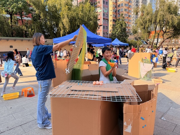 紙皮板＋格仔網＋大量膠雞蛋＋尖叫雞＝由小店長和好媽媽營運的信譽小店，所售雞蛋更獲標籤認證。