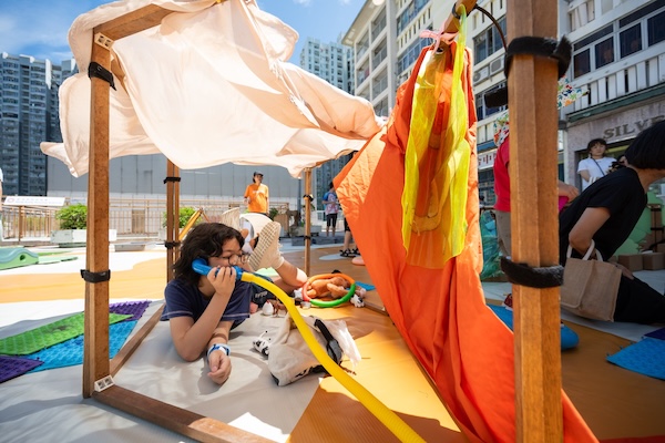 置身梯田的第一層，就玩創建小屋，重演家居日常。