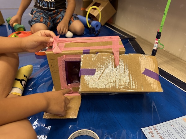 透過組裝黏貼，有參加者曾將紙巾盒轉變成可開合的狀態；在即將舉行的工作坊中，紙巾盒除了可演繹魚兒從貨車掉下的情節，或小貓大快朵頤的一幕，小朋友會否心血來潮改裝紙巾盒貨車，讓故事走向變得不一樣呢！