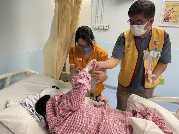 遊戲物資的質感和與人互動的觸感，都為長期住院的臥床病童創造成長趣味。