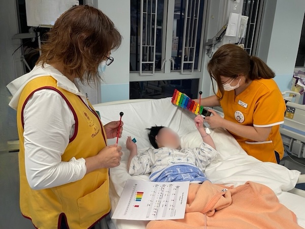 長期住院的臥床病童對醫院遊戲師和義工帶來的音樂遊戲，大感興趣。