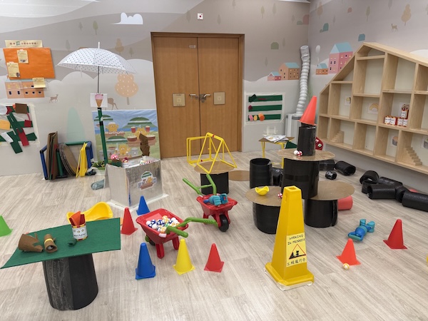 雪糕筒、單輪手推車這些工程的標準裝備登場，全因野貓軍團又闖禍了，號召小朋友們加入參與重建行動！