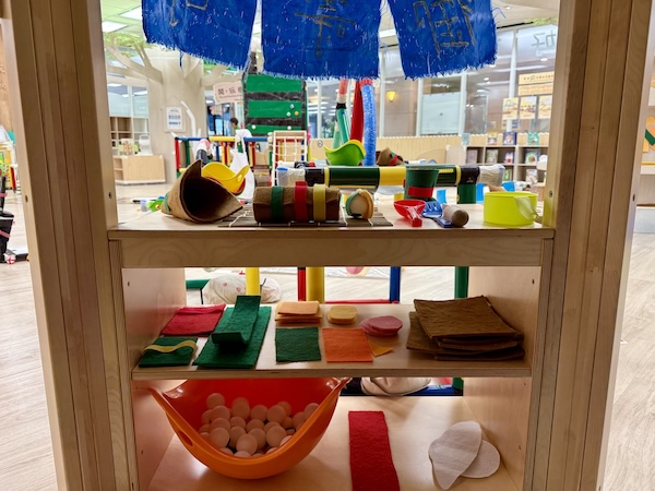 食材配料應有盡有，壽司師傅把飯糰掐好，再搭上時令魚生，在食客面前大顯匠人的風範。