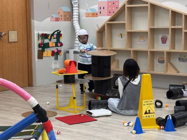 館內特設各款標準裝備，戴上頭盔的工人勤快地執行維修工程。