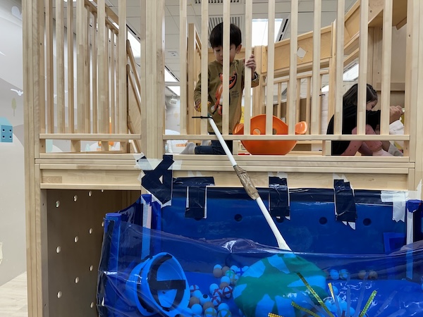 魚缸高一尺，自有人高一丈！食材面臨耗盡，餓壞了的小朋友面對兩倍高的魚缸，敏捷地爬上屋頂，再運用長杆大撈特撈，終於捕獲鮮美活魚。