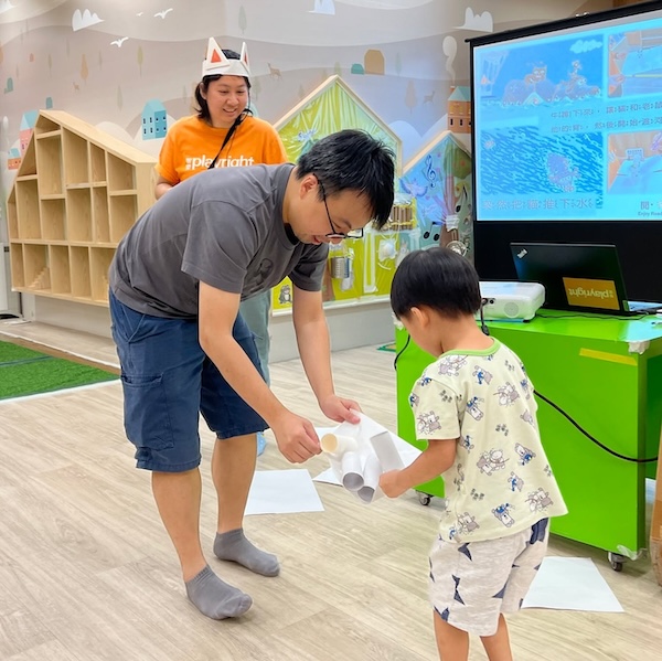 除了紙棒，紙張都可提供發射功能，先收集一堆「紙筒噴嚏」，再統統放在紙上，然後家長和小朋友合力一拉——大型噴嚏隨即向上噴射，玩出噴嚏四散的搞笑場面！