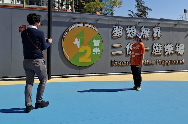 Natsuki 接受日本中日新聞記者的採訪，拍照當然少不了。