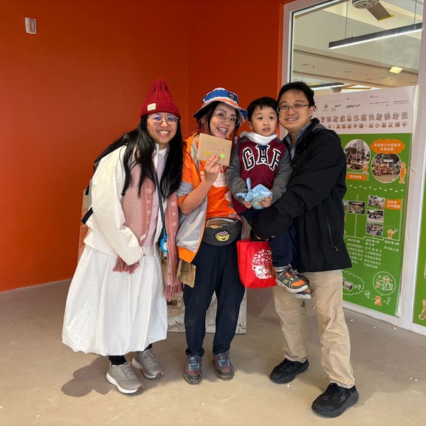 Natsuki 深受小朋友歡迎，其專業更贏得家長的讚賞，相中的一家人便專誠前來向即將離港的Natsuki 送上感謝卡。