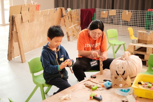 Natsuki 的橙色制服上經常可見三張貼紙，分別寫上「日文流利」、「英語麻麻地」及「少少廣東話」，予人可愛可親的印象。