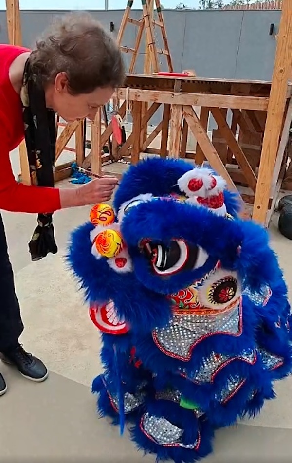 智樂兒童遊樂協會執行委員會聯席副主席 Dr Yvonne Becher 為醒獅點睛。