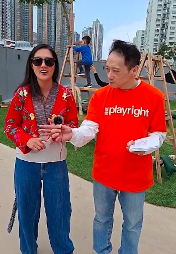 執行委員會委員董鳳汶女士向名譽司庫李伯衡先生分享教養心得。