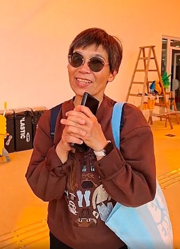 服務及發展委員會委員博士向直播的觀眾拜年。