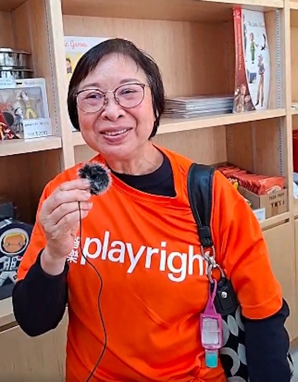 服務及發展委員會委員鍾曼霞女士向直播的觀眾拜年。