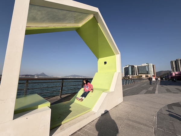 身在東涌海濱長廊的小屋，玩興一起，子喬又把斜台當作自家滑梯！