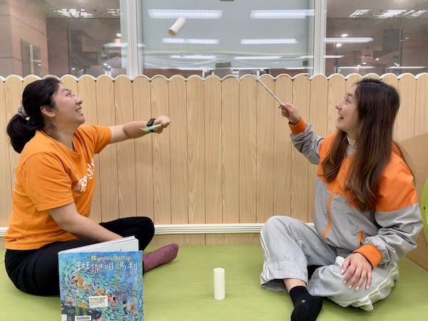 遊戲工作員以繪本中斑馬同學打噴嚏時的大聲「哈啾」為基礎，用力一揮，即把「紙筒噴嚏」彈到對方身上，小朋友喜歡這個乾淨版的噴嚏遊戲嗎？