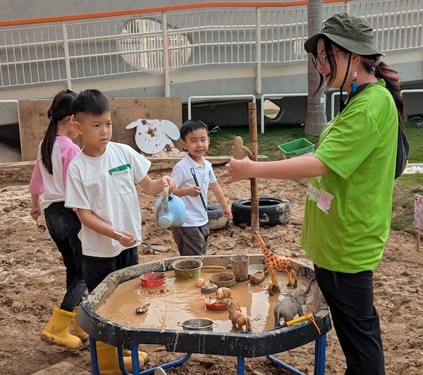 遊戲是兒童的語言，Natsuki 深明其中的真諦，所以，不需說一句，依舊與小朋友溝通無間。