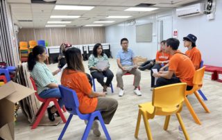 經智樂的系統化培訓後，鄰舍輔導會少數族裔支援服務中心接手定期舉行遊戲谷，相中顯示在每次活動後，我們的遊戲工作員與中心仝工審視及檢討遊戲谷的推行過程，務求下次再精益求精。