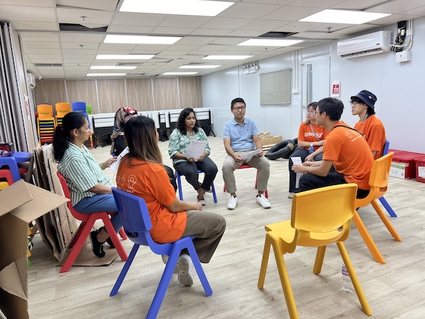 經智樂的系統化培訓後，鄰舍輔導會少數族裔支援服務中心接手定期舉行遊戲谷，相中顯示在每次活動後，我們的遊戲工作員與中心仝工審視及檢討遊戲谷的推行過程，務求下次再精益求精。