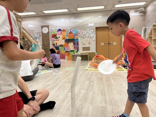 故事中小黑貓被大嚇一跳，嗖一聲飛奔出走，速度之快連大樹都被撞倒。一起捲起紙張豎立成大樹，再投擲紙碟小黑貓擊倒大樹吧！過去的工作坊也有小朋友玩過類似的玩法，一起先睹為快！