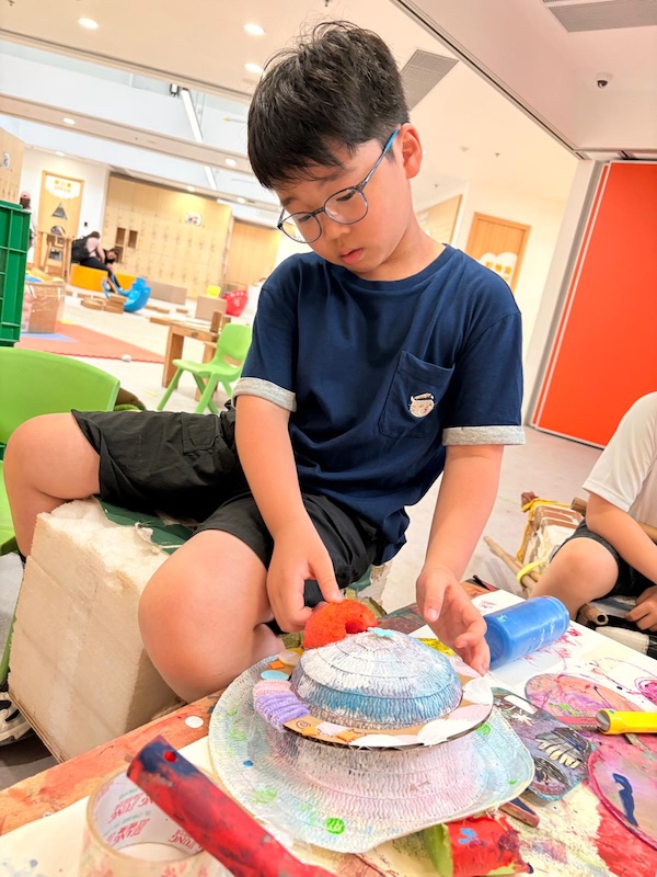 任用雞蛋盒、硬紙板、羽毛、裝飾蛋 等遊戲物資，親手打造專屬帽子。