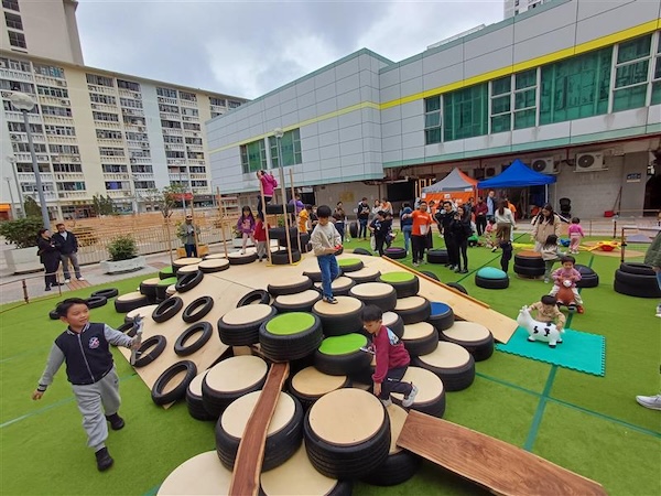 冒險陣地：以木和竹組裝成的特色平台，可玩平衡、滑梯、跳躍，更可配合木梯、木板、平衡木等物資來自由設計冒險路線，開展自我挑戰。 （相片僅供參考）