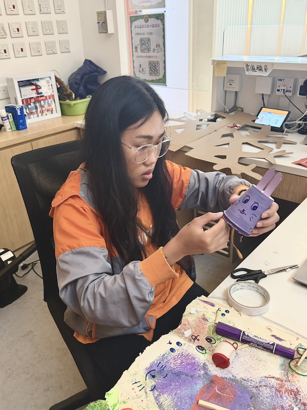 利用紙筒、紙杯、橡筋、車仔等日常物資，親手改造屬於你的特種復活兔。