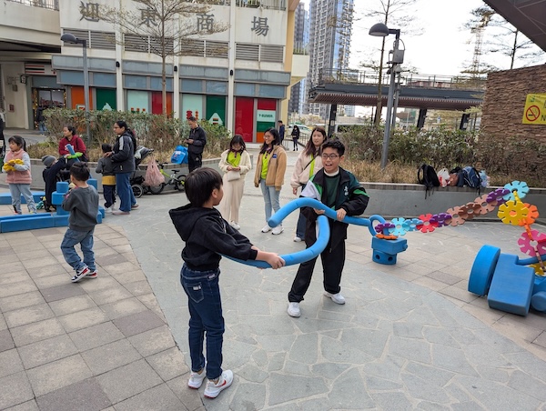 在區內熱門地點以快閃模式舉行「遊戲熱點」，並由街坊義工專責主理。