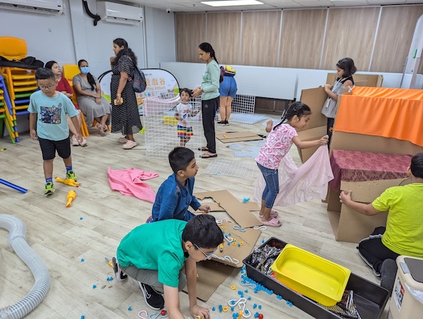 在地區伙伴所屬的社區中心合作舉辦「遊戲谷」，以社區遊戲連繫區內各個種族。