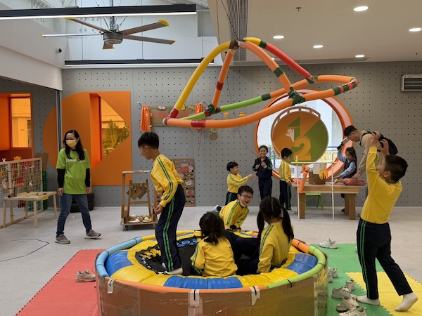 在大蒸籠與同學們玩突襲和躲避，特別好玩！