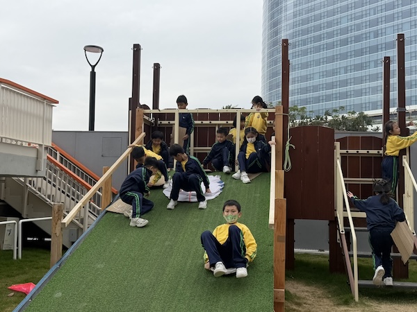 在木台基站的大滑梯，同學們各有所愛的玩法和瀡法。