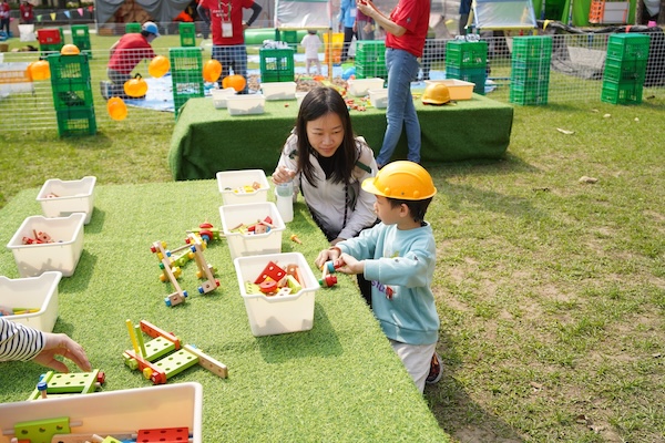 小小木匠園地：設有適合幼童使用的組裝工具，讓小朋友把木材拼合成各種動物或花朵植物。