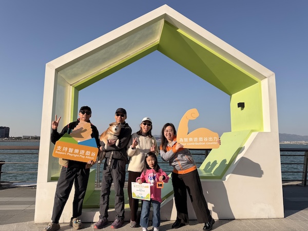 恭喜子喬，榮獲QQ卡打卡活動之最具故事性獎，並在最喜歡的好玩地點——東涌海濱長廊，與家人和智樂代表記念留影！