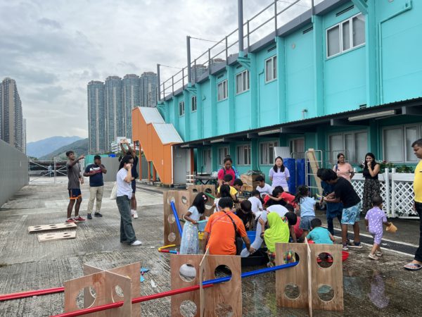 我們善用地區伙伴的地方來推行遊戲谷，甚至把遊戲延伸到服務中心的戶外空間。